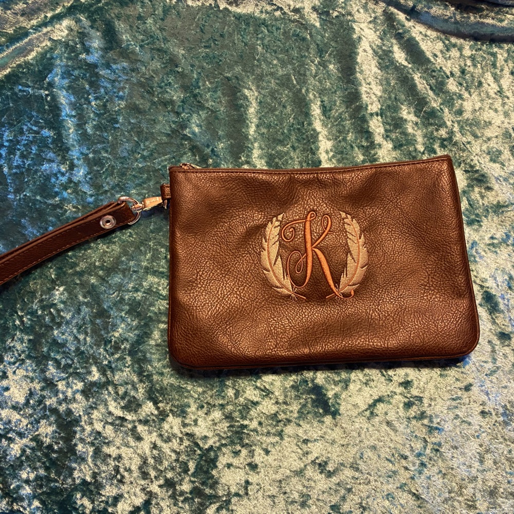 Thirty-One Rubie Mini with wristlet strap in Brown Pebble. Monogrammed with”K”.